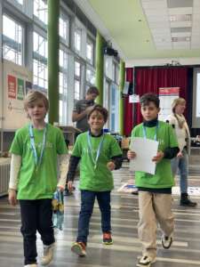 Die stolzen, erfolgreichen Teilnehmer